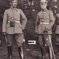 Deux officiers habillés à la mode de 1900