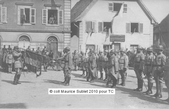 Remise de décorations au drapeau